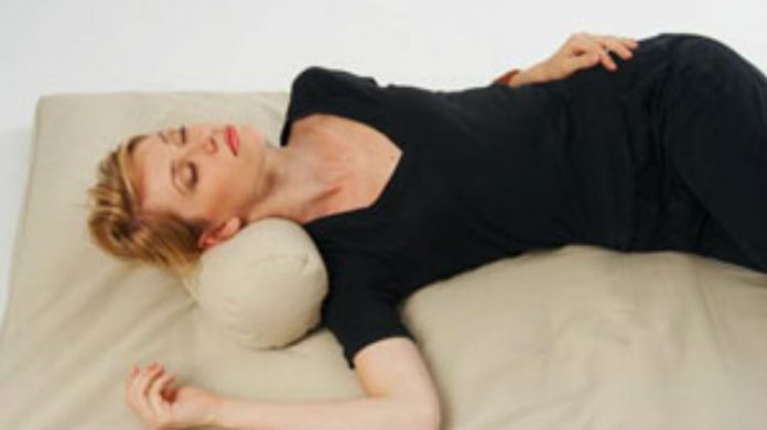 Poduszka, wałek, a może płasko pod głową?