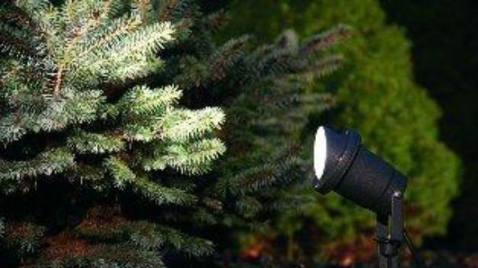 Dom i ogr&oacute;d otulone światłem