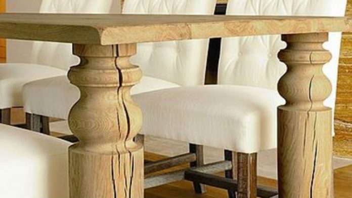 Drewniane meble w salonie