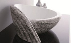 Umywalka postawiona na blacie