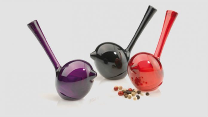 Przyprawy na stole: ćwierkające solniczka, pieprzniczka rodem z piekła