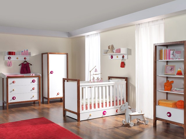 Białe meble do pokoju dziecka. Jak dobrać do nich dodatki?