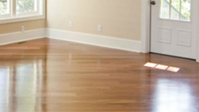 Biała listwa przypodłogowa DLH