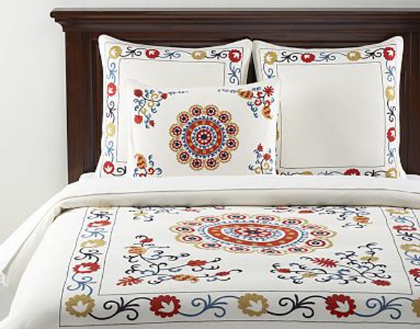 Haftowana pościel. Źr&oacute;dło: prezentslubny.wordpress.com