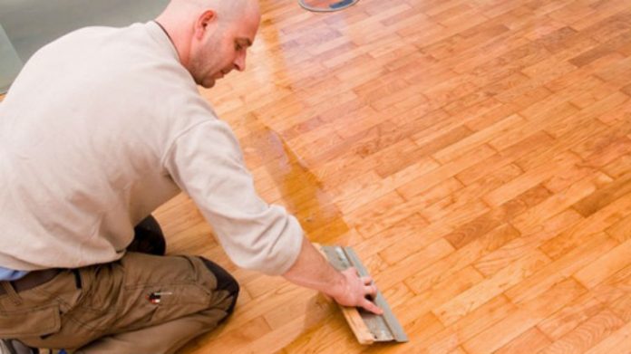 Jak odnowić drewnianą podłogę?