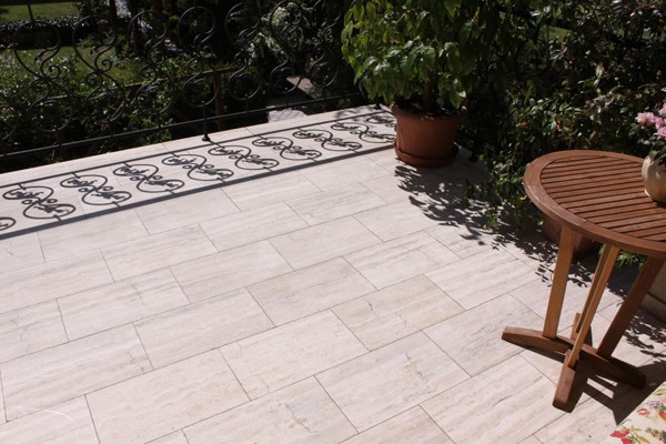 Posadzka z trawertynu. Rogala