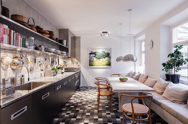 Apartament z drewnianym sufitem