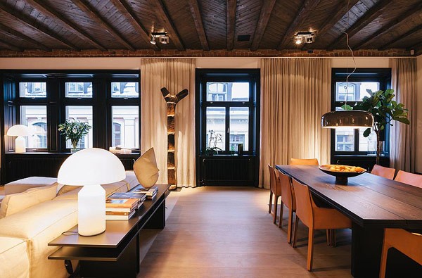 Apartament z drewnianym sufitem