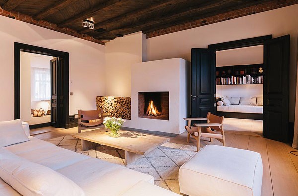 Apartament z drewnianym sufitem