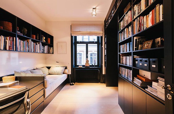 Apartament z drewnianym sufitem