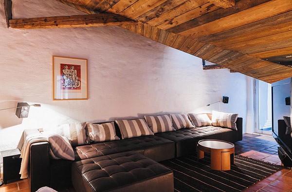 Apartament z drewnianym sufitem