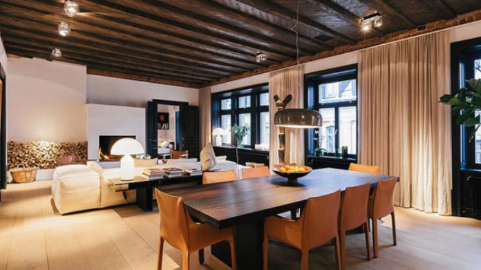 Apartament z drewnianym sufitem