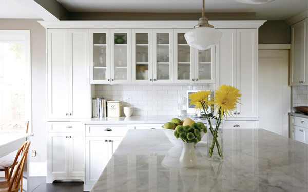 biała kuchnia z białymi meblami kuchennymi