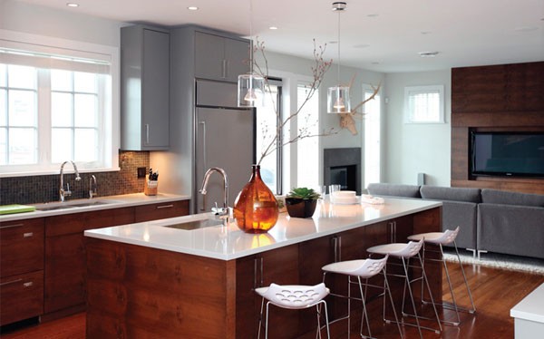 modna kuchnia biała z drewnianym blatem