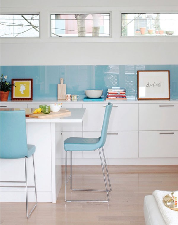 kuchnia biała z drewnem aranżacje