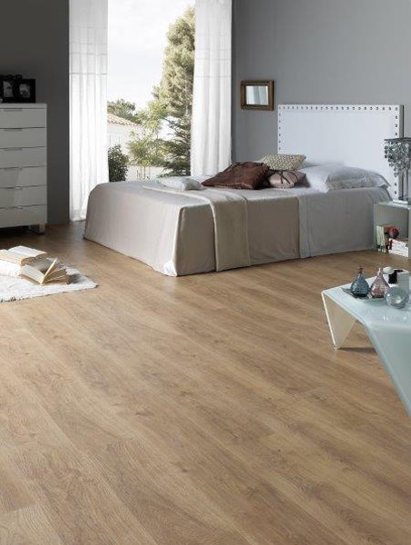 Wzór egzotycznego drewna na panelach podłogowych