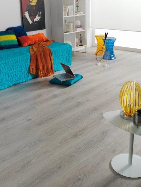 Wzór egzotycznego drewna na panelach podłogowych