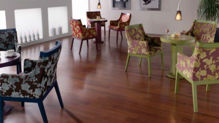 Wzór egzotycznego drewna na panelach podłogowych