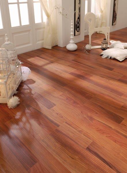 Wzór egzotycznego drewna na panelach podłogowych