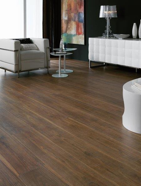 Wzór egzotycznego drewna na panelach podłogowych