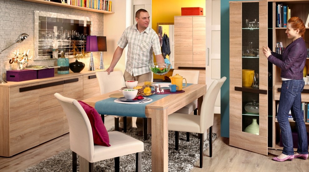 Meble LATIS - oszczędna stylistyka ujmująca prostotą 10 Ponadczasowa biel z efektownym połyskiem mebli LATIS została podkreślona przez ciemne tło w przeszklonych fragmentach witryn oraz poziome dekoracyjne listwy w odcieniu dębu, które pojawiły się we wszystkich dostępnych modułach tego zestawu. Całość doskonale prezentuje się w otoczeniu szarości i zieleni, tworząc eleganckie wnętrze pełne spokoju i harmonii.