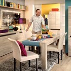 Strefa mebli Forte 22 Ponadczasowa biel z efektownym połyskiem mebli LATIS została podkreślona przez ciemne tło w przeszklonych fragmentach witryn oraz poziome dekoracyjne listwy w odcieniu dębu, które pojawiły się we wszystkich dostępnych modułach tego zestawu. Całość doskonale prezentuje się w otoczeniu szarości i zieleni, tworząc eleganckie wnętrze pełne spokoju i harmonii.