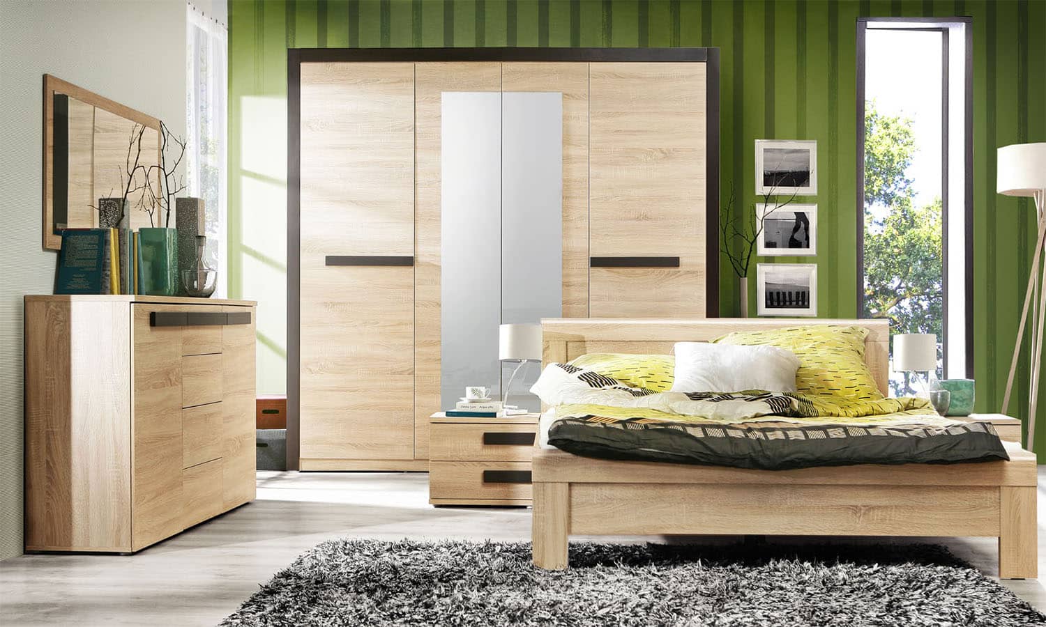 Meble LATIS - oszczędna stylistyka ujmująca prostotą 11 Ponadczasowa biel z efektownym połyskiem mebli LATIS została podkreślona przez ciemne tło w przeszklonych fragmentach witryn oraz poziome dekoracyjne listwy w odcieniu dębu, które pojawiły się we wszystkich dostępnych modułach tego zestawu. Całość doskonale prezentuje się w otoczeniu szarości i zieleni, tworząc eleganckie wnętrze pełne spokoju i harmonii.