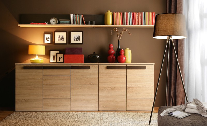 Ponadczasowa biel z efektownym połyskiem mebli LATIS została podkreślona przez ciemne tło w przeszklonych fragmentach witryn oraz poziome dekoracyjne listwy w odcieniu dębu, które pojawiły się we wszystkich dostępnych modułach tego zestawu. Całość doskonale prezentuje się w otoczeniu szarości i zieleni, tworząc eleganckie wnętrze pełne spokoju i harmonii. Ponadczasowa biel z efektownym połyskiem mebli LATIS została podkreślona przez ciemne tło w przeszklonych fragmentach witryn oraz poziome dekoracyjne listwy w odcieniu dębu, które pojawiły się we wszystkich dostępnych modułach tego zestawu. Całość doskonale prezentuje się w otoczeniu szarości i zieleni, tworząc eleganckie wnętrze pełne spokoju i harmonii.