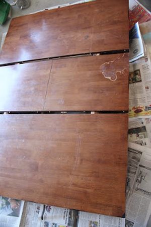 Turkusowe krzesła i st&oacute;ł w kuchni