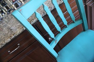 Turkusowe krzesła i st&oacute;ł w kuchni