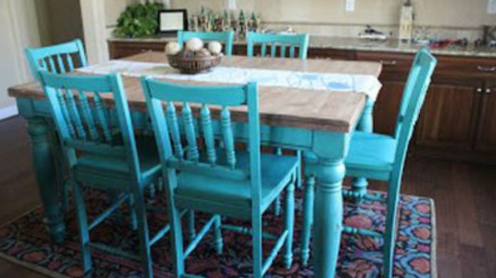 Turkusowe krzesła i st&oacute;ł w kuchni