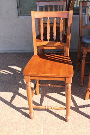 Turkusowe krzesła i st&oacute;ł w kuchni