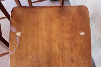 Turkusowe krzesła i st&oacute;ł w kuchni