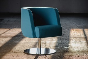 niebieski fotel, proj. Tomasz Augustyniak,; fot. marbet