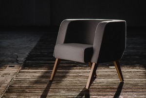 szary fotel, proj. Tomasz Augustyniak; fot. marbet