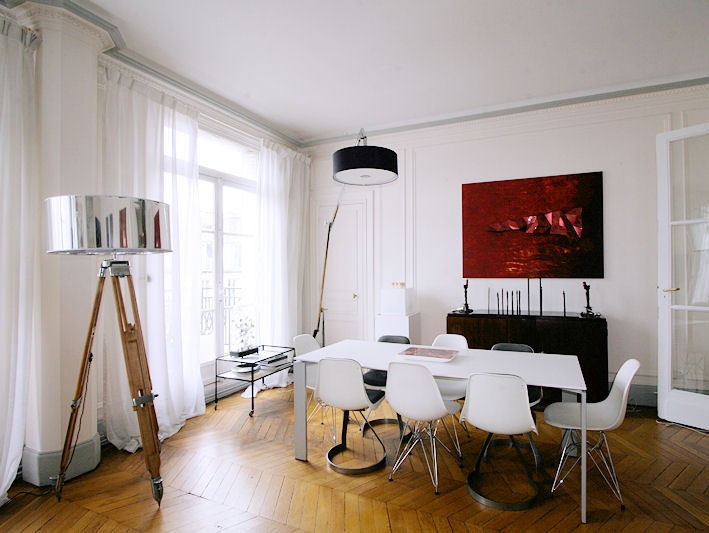 biały salon ze stołem, źródło: deco.journaldesfemmes.com biały salon ze stołem, źródło: deco.journaldesfemmes.com