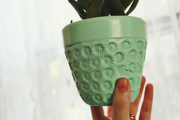 Krok 4: Pomalowanie doniczki na wybrany przez nas kolor. Najlepsze do tego celu będą farby akrylowe Krok 4: Pomalowanie doniczki na wybrany przez nas kolor. Najlepsze do tego celu będą farby akrylowe