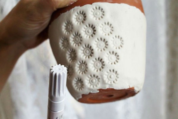 Krok 3: Odciśnięcie wybranego przez nas wzoru. Można do tego celu wykorzystać nawet zwykły flamaster Krok 3: Odciśnięcie wybranego przez nas wzoru. Można do tego celu wykorzystać nawet zwykły flamaster