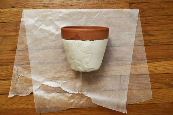 Krok 2: Nałożenie warstwy gliny, modeliny lub masy solnej na doniczkę Krok 2: Nałożenie warstwy gliny, modeliny lub masy solnej na doniczkę