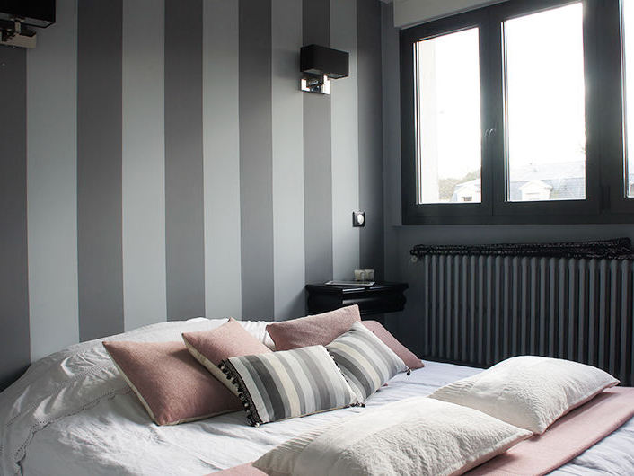 szara sypialnia w pasy; źródło: deco.journaldesfemmes.com szara sypialnia w pasy; źródło: deco.journaldesfemmes.com