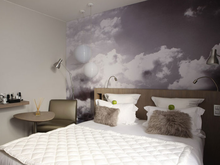 szara sypialnia z chmurami; źródło: grandbalconhotel.com szara sypialnia z chmurami; źródło: grandbalconhotel.com