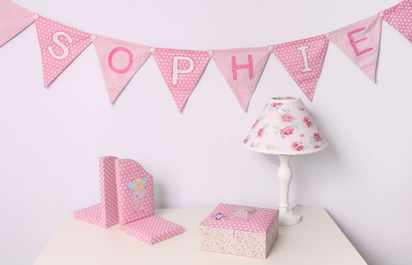 dekoracja okna w pokoju dziecka