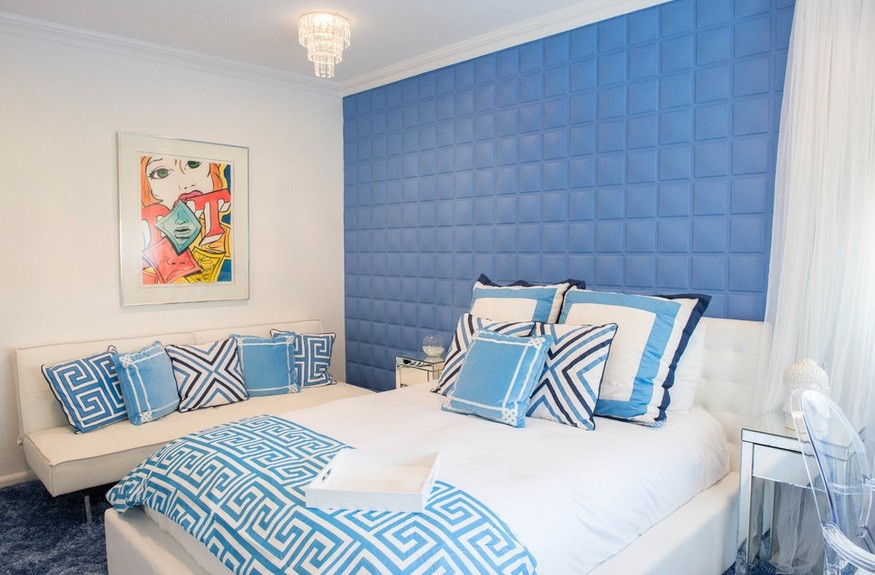 Niebieska, pikowana ściana w sypialni, źródło: In Two Design