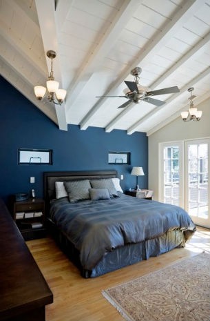 niebieskie ściany w sypialni w opozycji do białego sufitu, źródło: Martinkovic Milford Architects