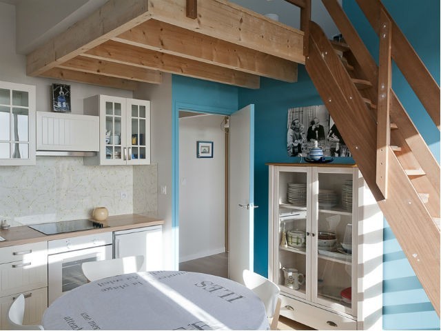 niebieskie ściany kuchenne źródło: etierdebilliers.fr