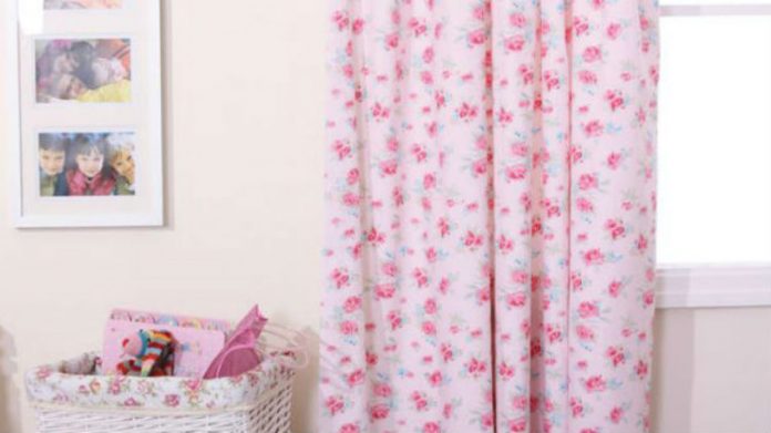 Jak udekorować okno w pokoju dziecka?