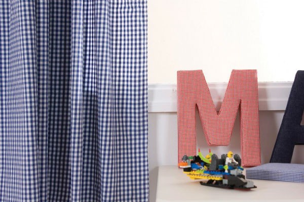 dekoracja okna w pokoju dziecięcym