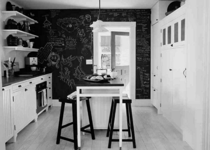 czarne ściany w kuchni, fot.: Schappacher White Architecture