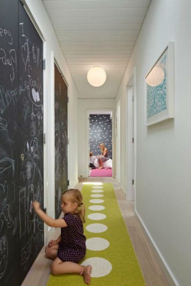 czarne ściany w aranżacji wnętrza, fot.: Yammar Design