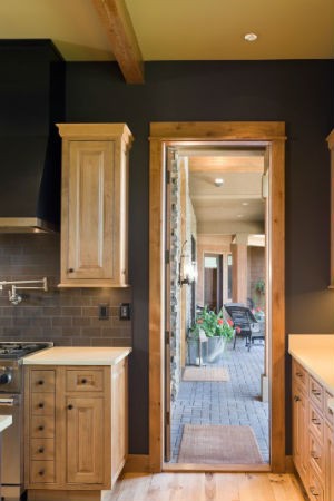 czarne ściany w aranżacji kuchni, fot.: Alan Mascord Design Associates